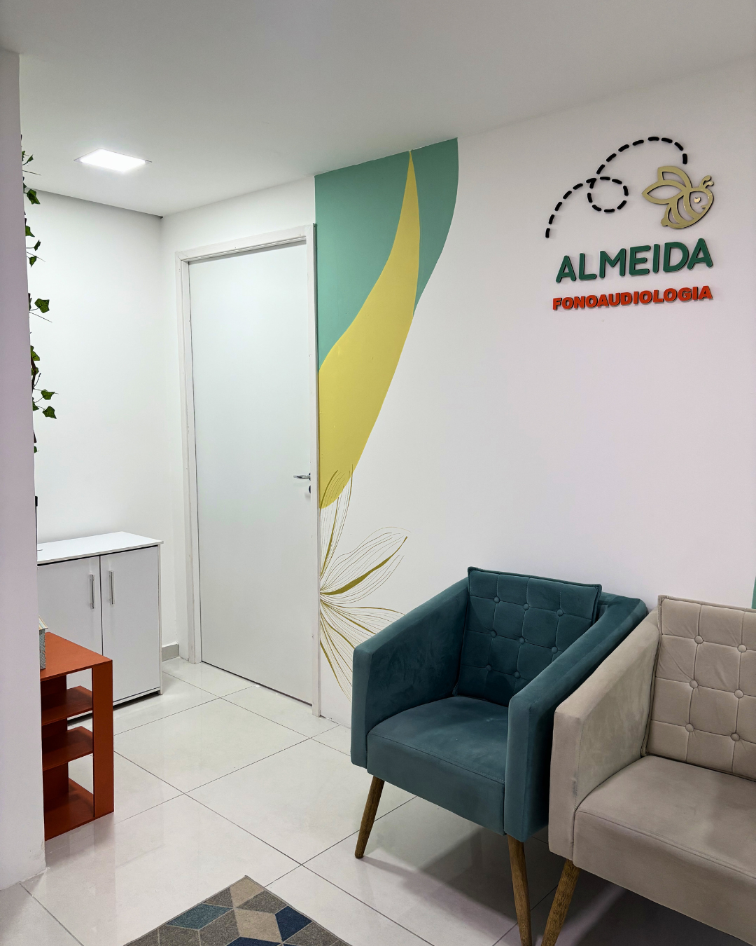Recepção acolhedora da Clínica Almeida com a logo na parede